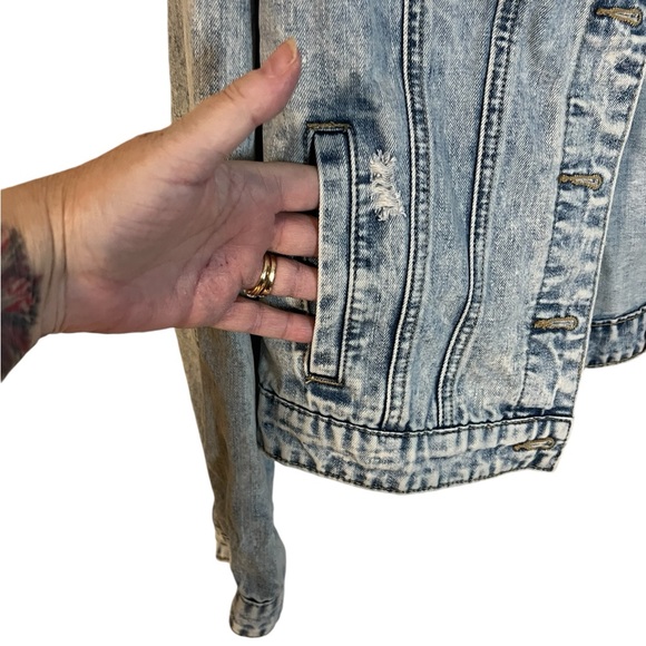 An Eighty-Two Denim jacket by Ardene in size large - Picture 6 of 8